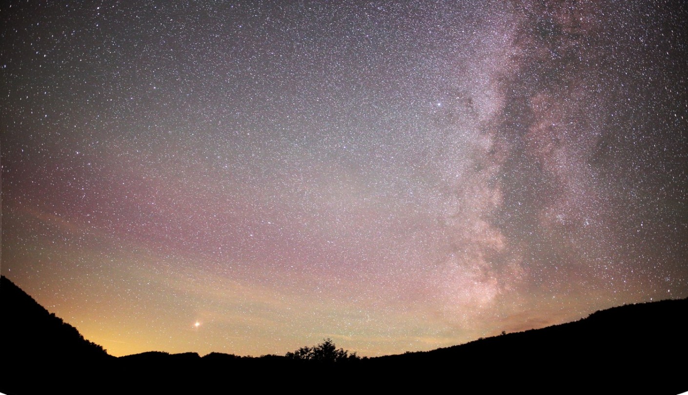 Airglow. Canon 6Da, Sigma Art 1.4/24 mm, exp. 15 sek., počet expozícií 1, ISO 6400, 12.8.2018, 00:02 UT, RNDr. J. Mäsiar, Krajská hvezdáreň v Žiline